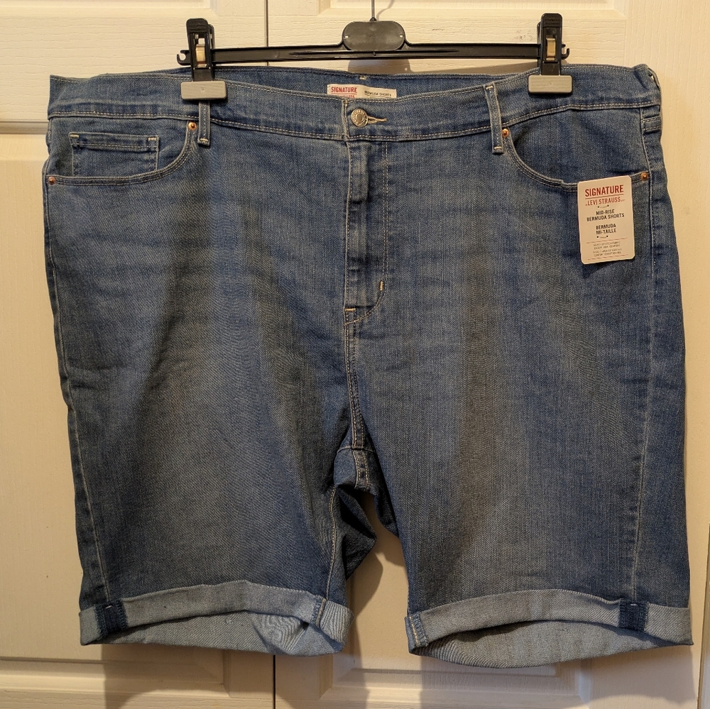 Levi's Signature Mid-rise Bermuda Shorts with 8" Inseam Size 26W New with Tags
